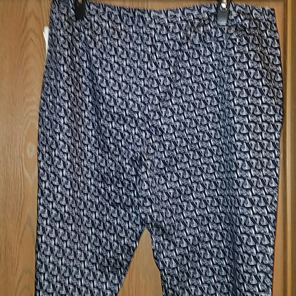 Liz Claiborne blue print capri pants - Picture 5 of 11
